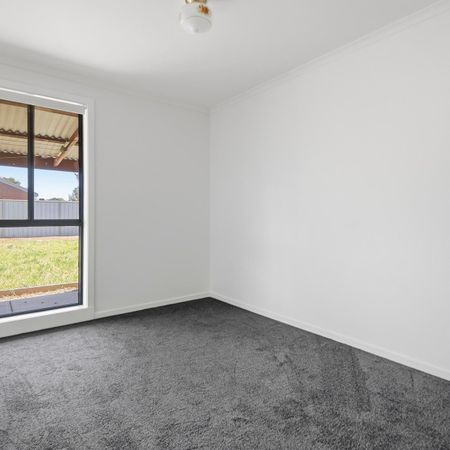 NEWLY UPDATED HOME IN HOPPERS CROSSING - Photo 2