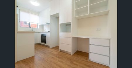 North Facing Apartment W/ Sunny Balcony & Lock Up Garage! - Photo 3