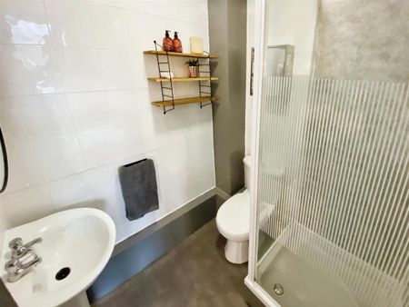 1 bedroom in a house share to rent - Photo 4