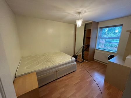 4 bedroom flat to rent - Photo 4