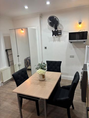 Studio to rent - Photo 2