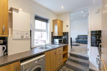 3 bedroom flat to rent - Photo 2