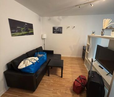 Fully Furnished 1-Bedroom Apartment in Frankfurt - Photo 1