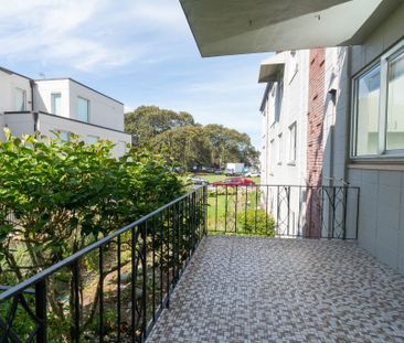 Charming Apartment - Photo 1