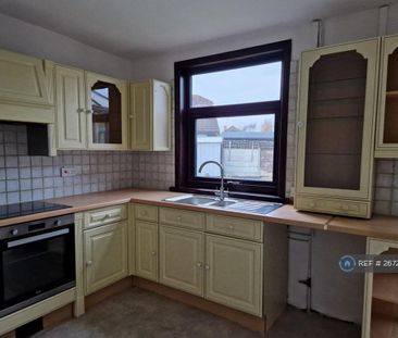 3 bedroom semi-detached house to rent - Photo 2
