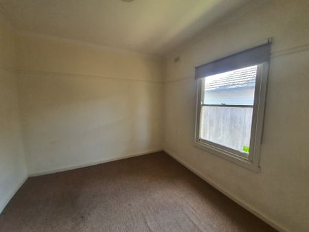 Neat Home with Large Yard, Close to Monash University - Photo 2