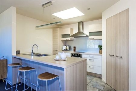 Three car Garaging! - Photo 2