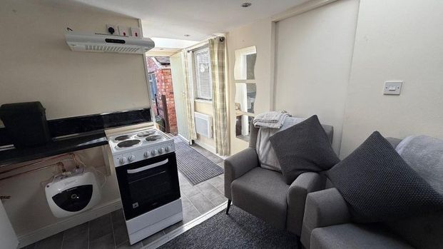 1 bedroom in a house share to rent - Photo 1