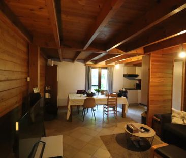 Een weekendverblijf met verdieping en met terras, carport en tuin. - Foto 2