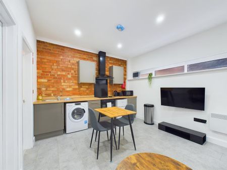 1 bedroom in a house share to rent - Photo 2