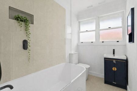 Stylishly renovated coastal retreat - Photo 3