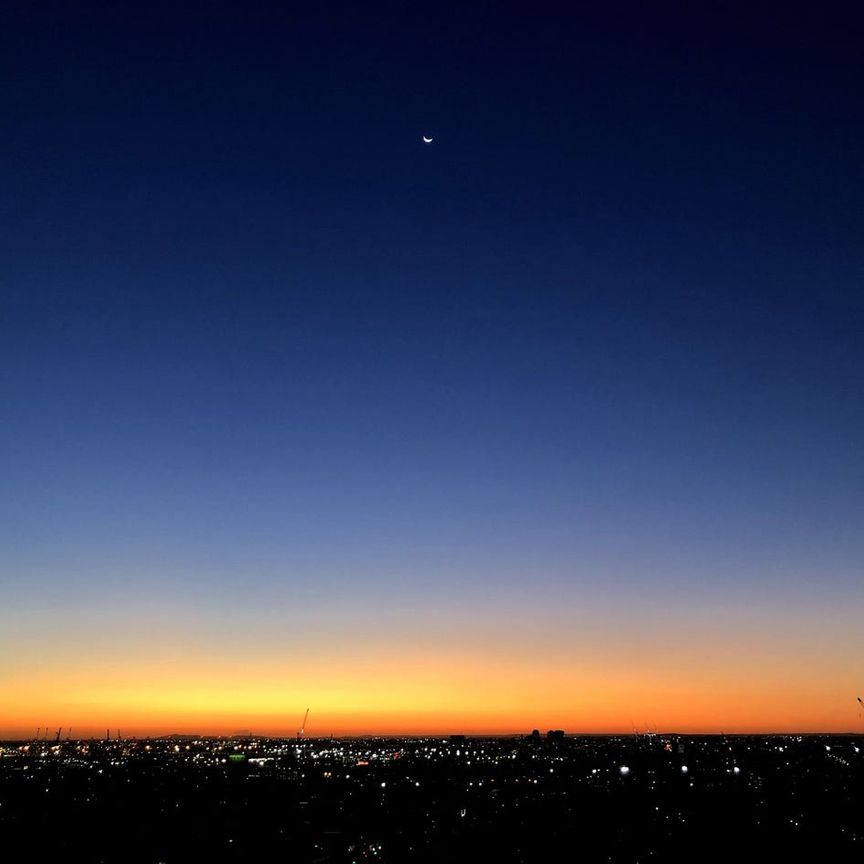 Beautiful Fully Furnished Apartment with City Views – North Melbourne - Photo 1