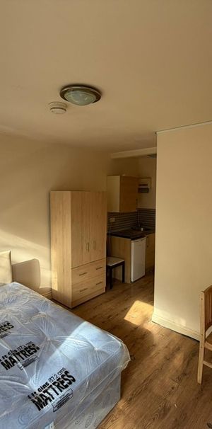 Studio Flat, St Peter's Road, N9 - Photo 1
