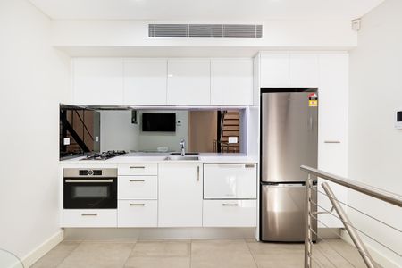 Tri Level Freestanding Home - Fully Furnished - Photo 2