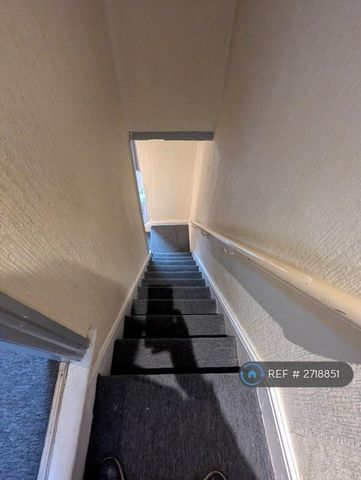 2 bedroom end of terrace house to rent - Photo 2