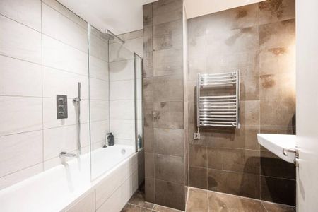 3 bedroom flat to rent - Photo 3