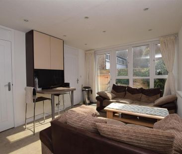 4 bedroom end of terrace house to rent - Photo 2