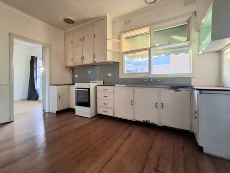 SPACIOUS THREE BEDROOM HOUSE - Photo 4