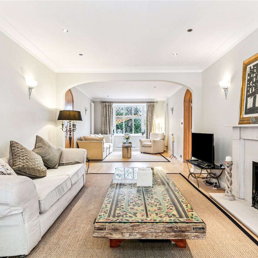 SHORT LET: A fantastic house offering fabulous lateral space and off-street parking. - Photo 1