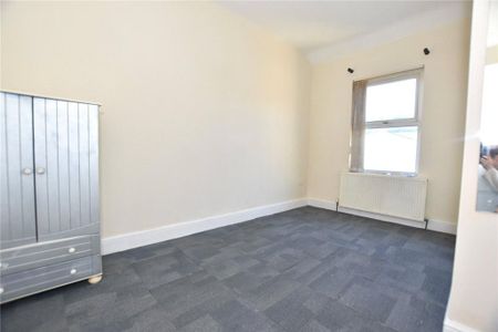 4 bedroom end of terrace house to rent - Photo 3