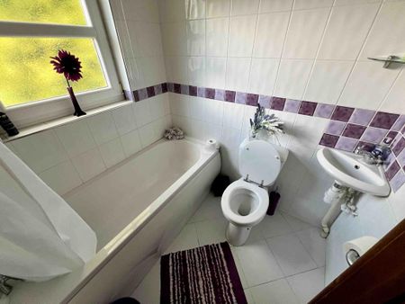 4 bedroom detached house to rent - Photo 2