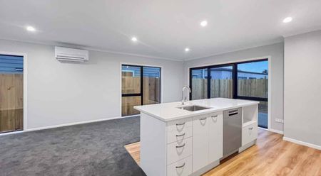 Modern home in Paraparaumu - Photo 2