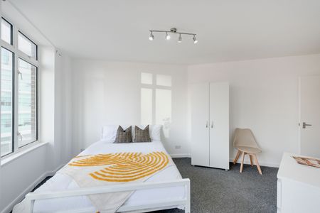 2 Bed Flat, Warren Court, NW1 - Photo 5