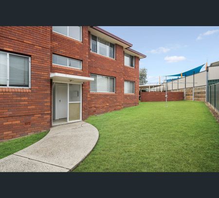 2/46 Rowe Avenue, Lurnea, NSW 2170 - Photo 2