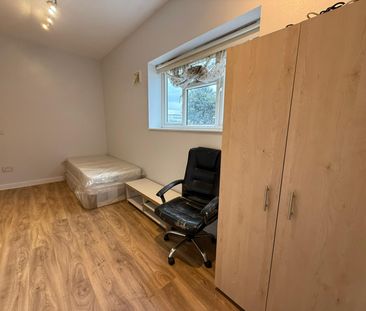 Self contained studio flat close to ilford town center- £950 pcm - Photo 4
