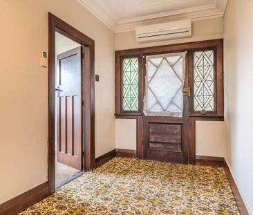 Centrally Located Four-Bedroom Apartment - Available for 2026 - Photo 4