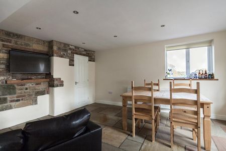 4 bedroom semi-detached house to rent - Photo 4