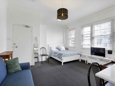 Fully furnished Art Deco Studio in Prime Location - Photo 2