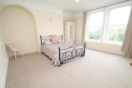 4 bedroom flat to rent - Photo 3
