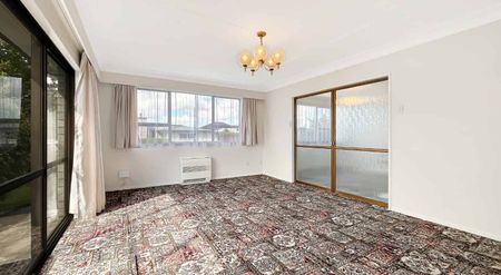 Spacious Windsor Townhouse in a Prime Location - Photo 2