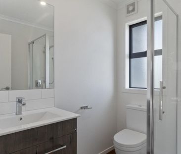 Stylish Townhouse - Photo 2