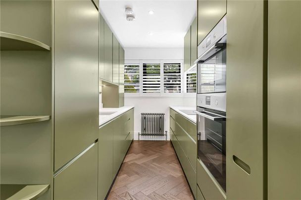 A fantastic, fully refurbished 2 bedroom apartment in this landmark Art Deco style development adjacent to Hampstead Heath - Photo 1
