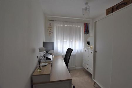 4 bedroom semi-detached house to rent - Photo 5