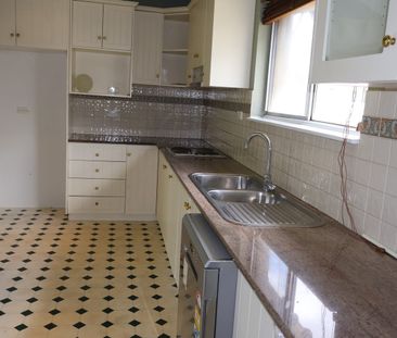 LARGE FAMILY LIVING OPPOSITE PARK - Photo 6