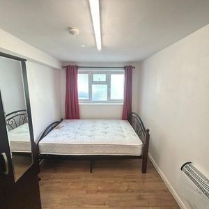 Caernarvon Close, Croydon, CR4 1 - Photo 2