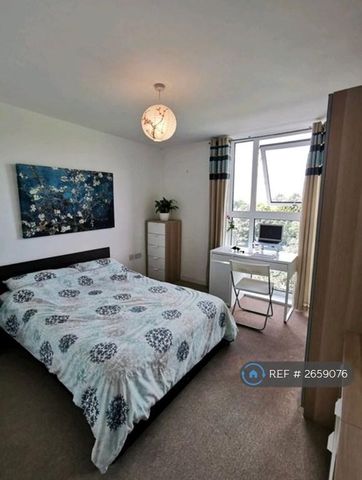 1 bedroom in a flat share to rent - Photo 2