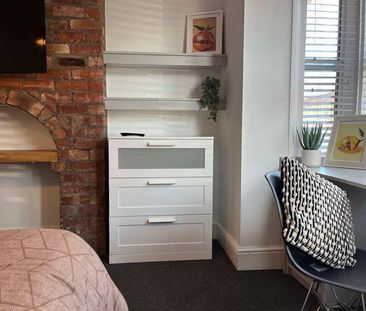 Modern Bedroom House, LN5 - Photo 6