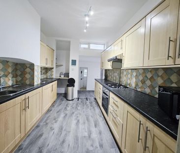 4 bedroom semi-detached house to rent - Photo 5