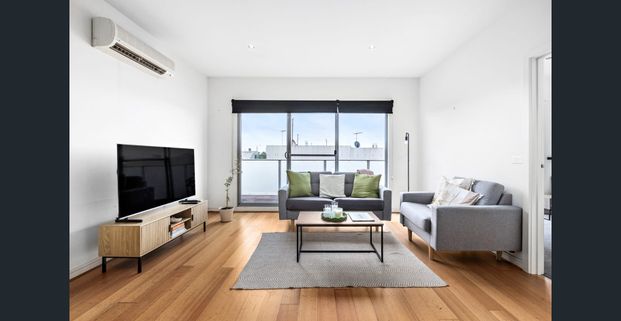 Spacious, Light Filled Apartment in a Prime Location - Photo 1