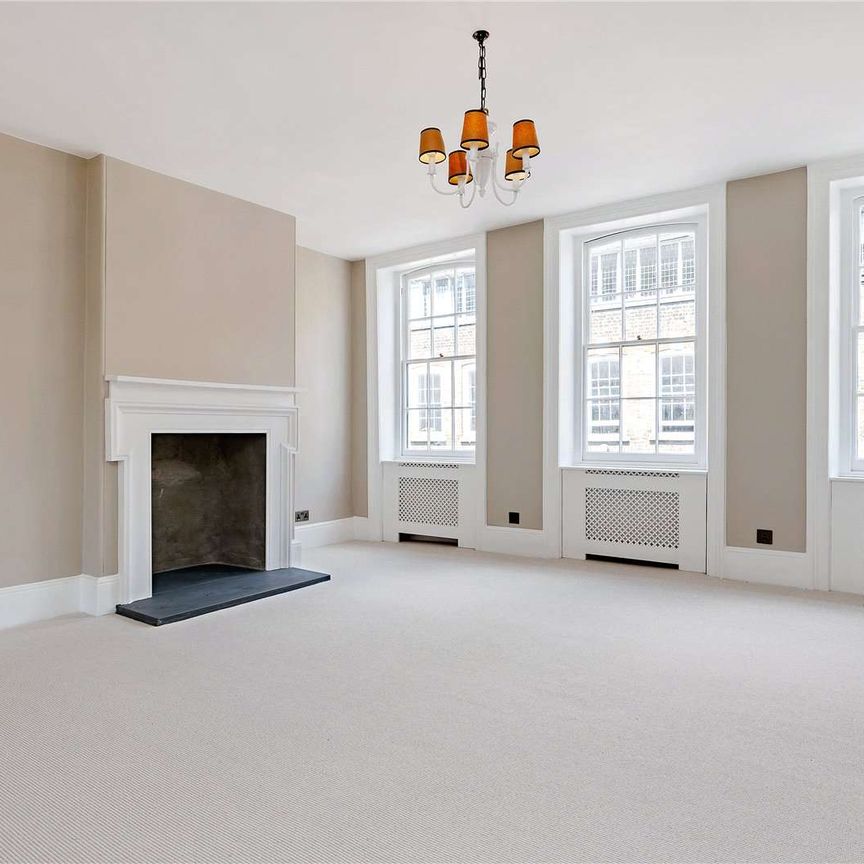 A grade II listed, Georgian townhouse situated on one of the most desirable streets in Spitalfields. - Photo 1