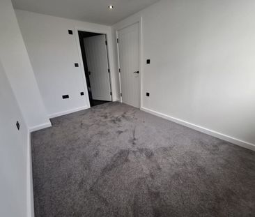 4 Bed Terraced House, Highfield Road, M6 - Photo 2