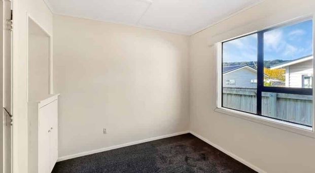 Pet Friendly - 4Bedroom Family Home in Wainuiomata - Photo 1