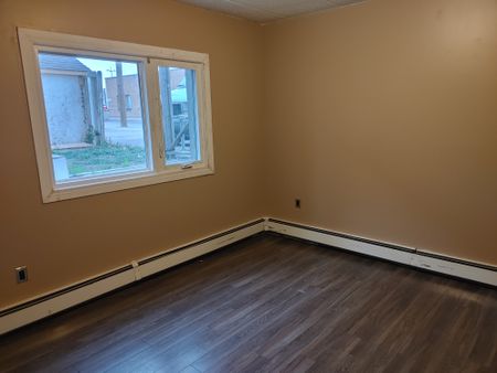 405 LORNE ST N 2 BEDS - Photo 3