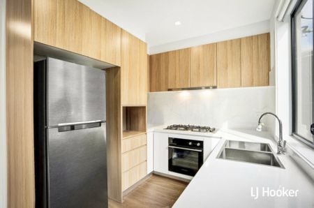 Beautiful 3 Bedroom Townhouse - Great Location! - Photo 4