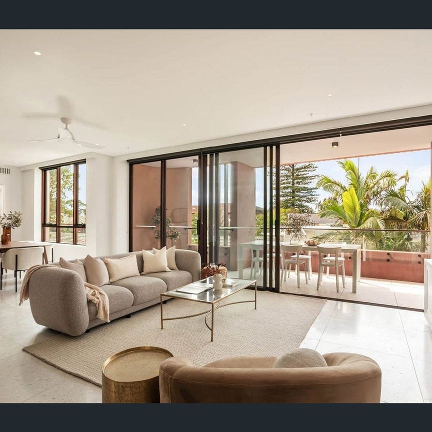 DWELL - 3 BEDROOM LUXURY BEACHSIDE LIVING - Photo 1