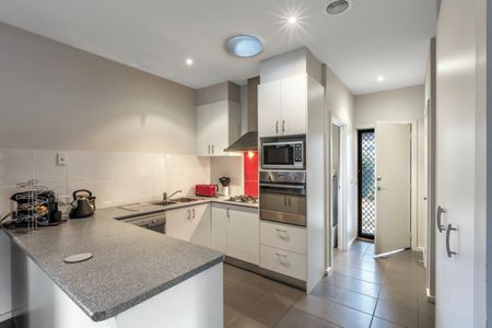 NEAT 3 BEDROOM TOWNHOUSE - Photo 4